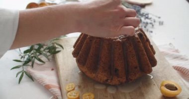 Kek hazırlama. Kek, kumkat, ekose peçete, beyaz arka plan. Yakın plan.