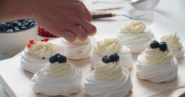 Süti Pavlova. A folyamat, hogy egy tortát Pavlova. A cukrász díszíti a tortát Anna Pavlova. Tortát sütni Anna Pavlova. — Stock videók