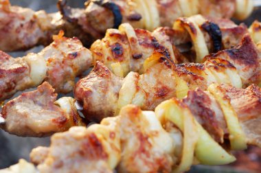 üzerinde şiş şiş kebap