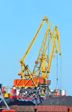 Kargo vinç, tren ve kömür