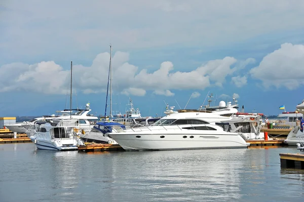 Yate de motor en embarcadero — Foto de Stock