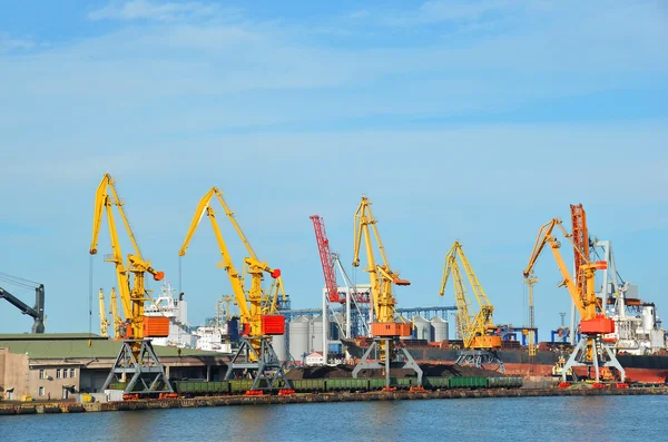 Grúa de carga, tren y carbón — Foto de Stock