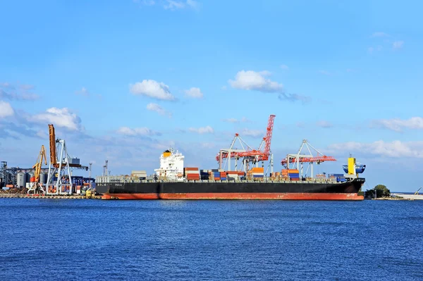 Lading kraan en schip — Stockfoto