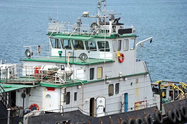 Sleepboot op rivier — Stockfoto