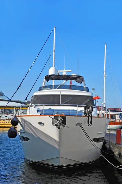 Motor yacht in jetty — Stock Photo, Image