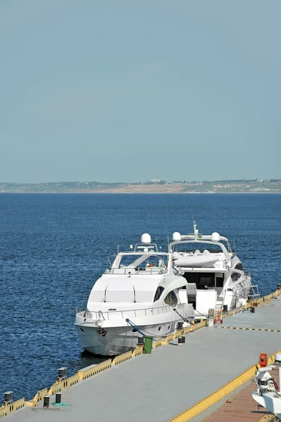 Motoryacht i brygga — Stockfoto