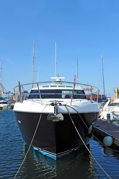 Yate de motor en embarcadero — Foto de Stock