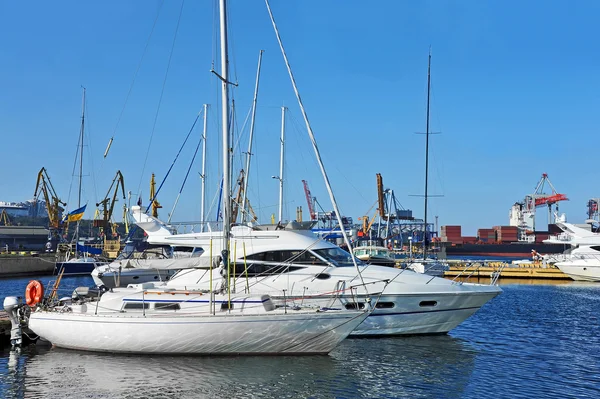 Yate de motor en embarcadero — Foto de Stock