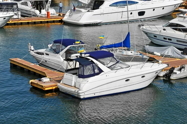 Yacht a motore al molo — Foto Stock