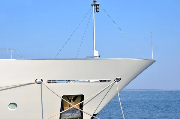 Bow of motor yacht — Stock Photo, Image