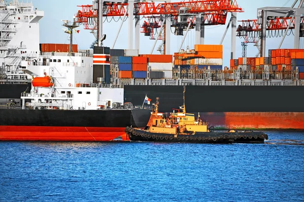 Bogserbåten medhjälpande container last fartyg — Stockfoto