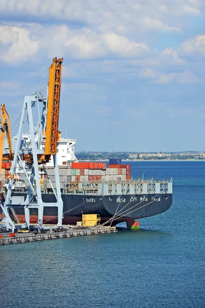 Rimorchiatore che assiste la nave da carico container — Foto Stock