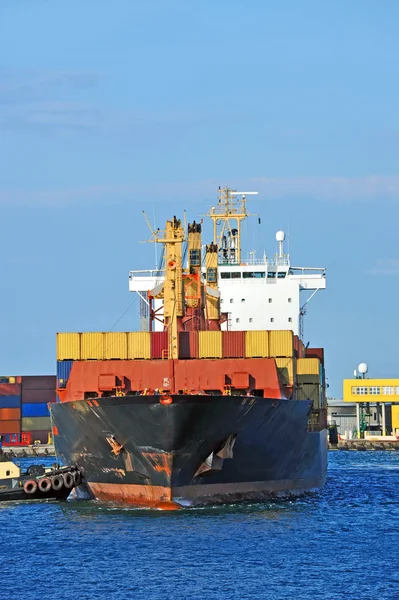 Sleepboot meewerkende container vrachtschepen — Stockfoto