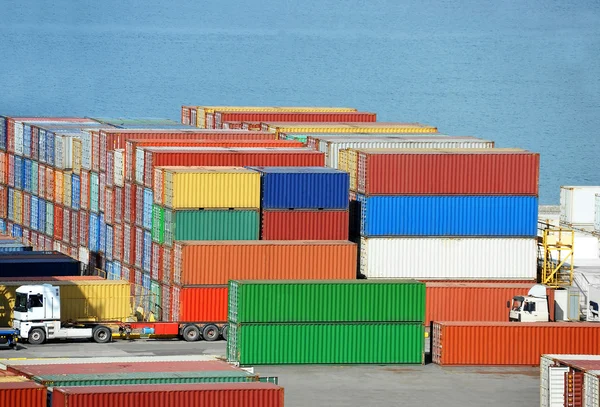 Cargo container in de haven — Stockfoto