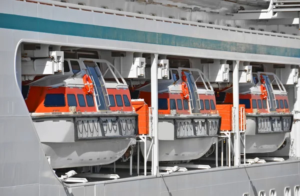 Veiligheid reddingsboot op het dek — Stockfoto