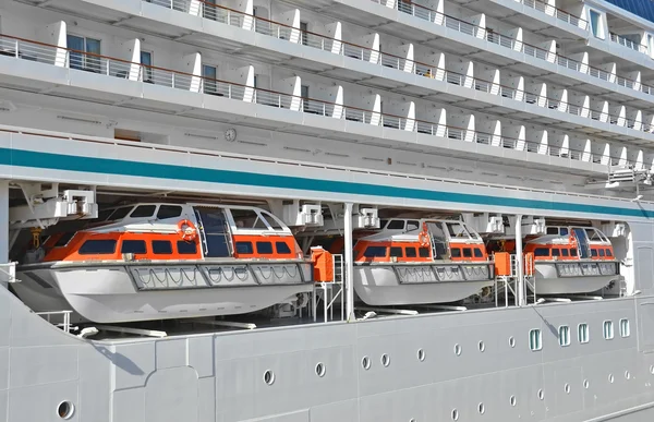 Veiligheid reddingsboot op het dek — Stockfoto