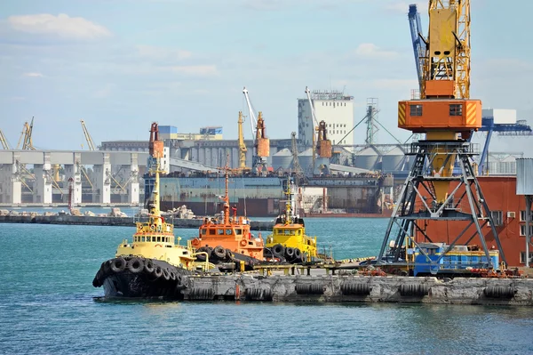 Bogserbåt i hamn — Stockfoto