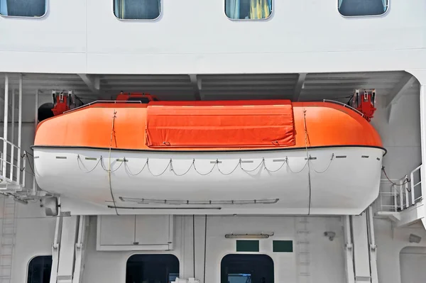 Veiligheid reddingsboot op het dek — Stockfoto