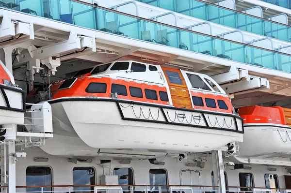 Bezpečnostní záchranný člun na palubě — Stock fotografie