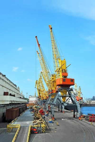 Lading kraan, leidingen, trein, schip — Stockfoto