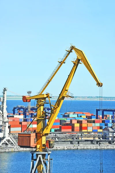 Poort lading kraan en container Rechtenvrije Stockfoto's