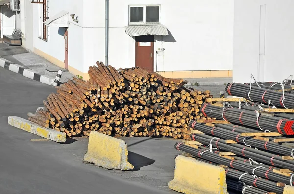 Tubulação empilhada de PVC e madeira — Fotografia de Stock