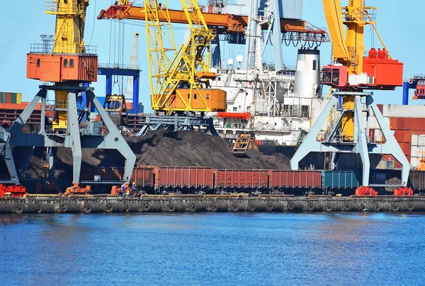 Cargo crane, train and coal — Stock Photo, Image