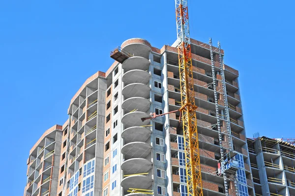 Guindaste e canteiro de obras — Fotografia de Stock