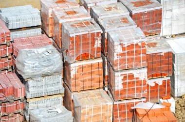 tuğla ve kaldırım taşı yığını