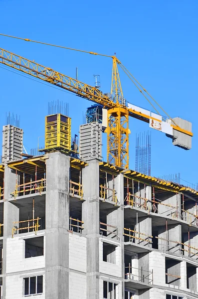 Kran und Hochhausbaustelle — Stockfoto