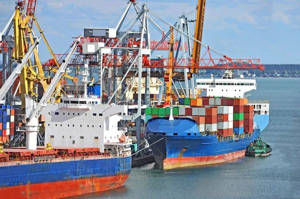 Lading kraan en containerschip — Stockfoto