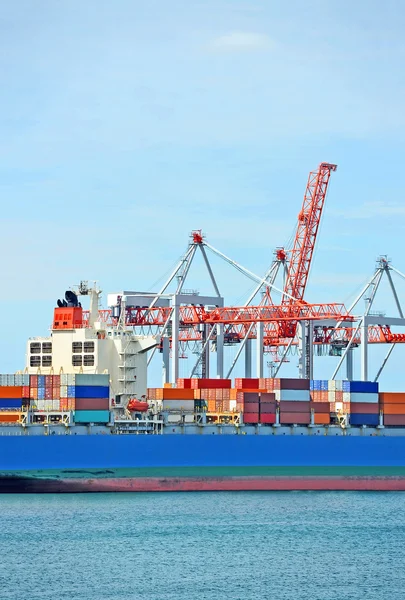 Frachtkran und Containerschiff — Stockfoto
