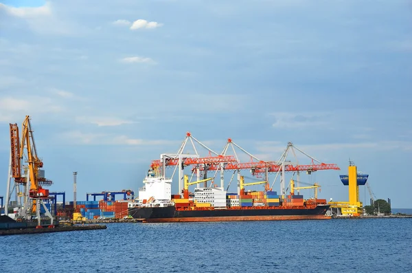 Грузовой кран и контейнерный корабль — стоковое фото