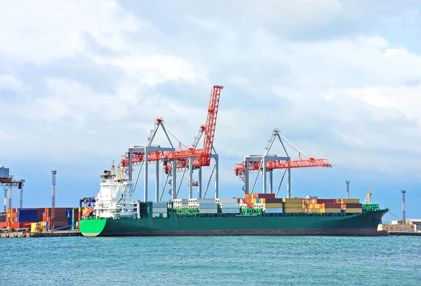 Lading kraan en containerschip — Stockfoto