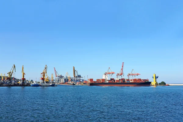 Lading kraan en containerschip — Stockfoto