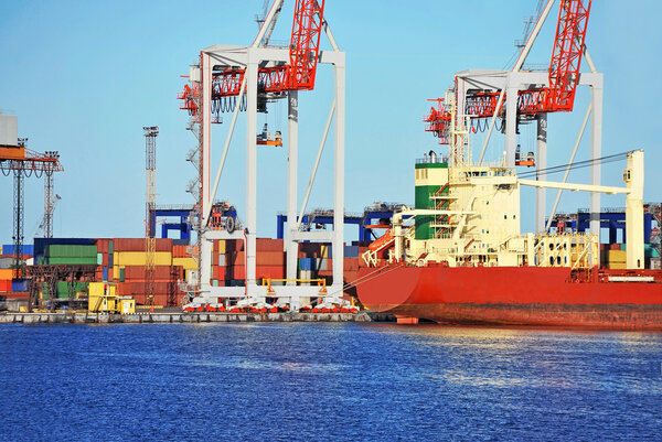 Грузовой кран и контейнерный корабль
