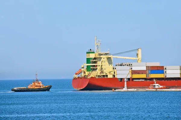 Допоміжний контейнерний вантажний корабель — стокове фото