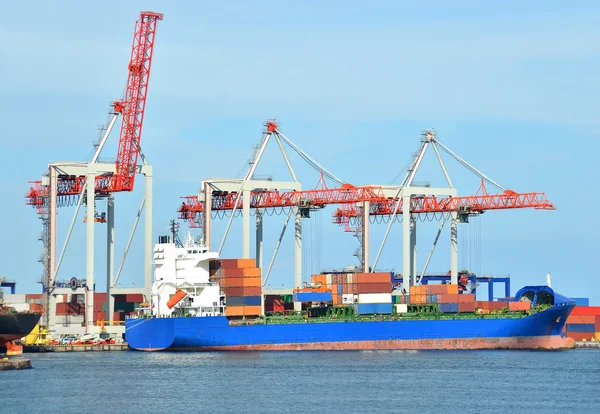 Lading kraan en containerschip — Stockfoto