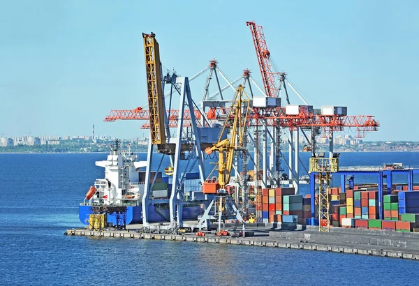 Frachtkran und Containerschiff — Stockfoto