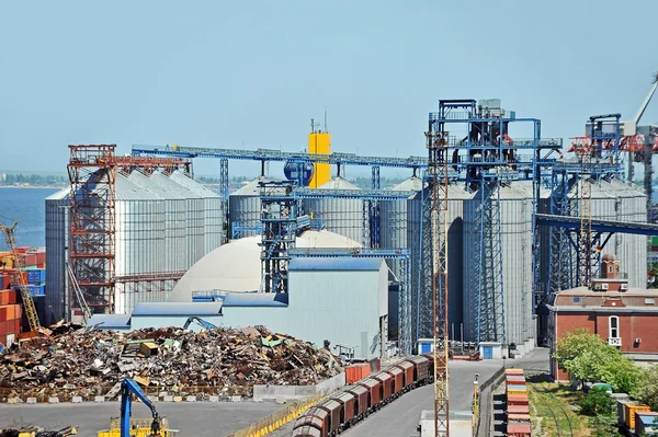 Port grain dryer and train — Stock Photo, Image