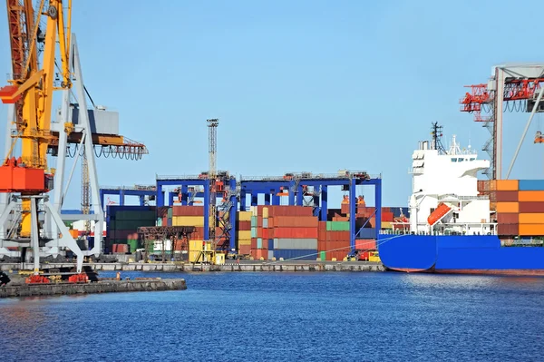 Lading kraan en containerschip Stockfoto