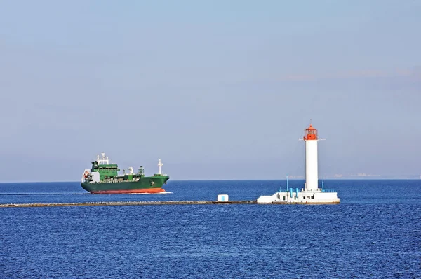 LPG (likit petrol gazı) tanker ve deniz feneri — Stok fotoğraf