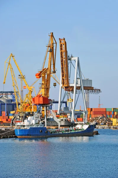 Bunker ship (fuel replenishment tanker) under port crane — Stock Photo, Image