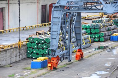 Kargo vinç ve boru yığını