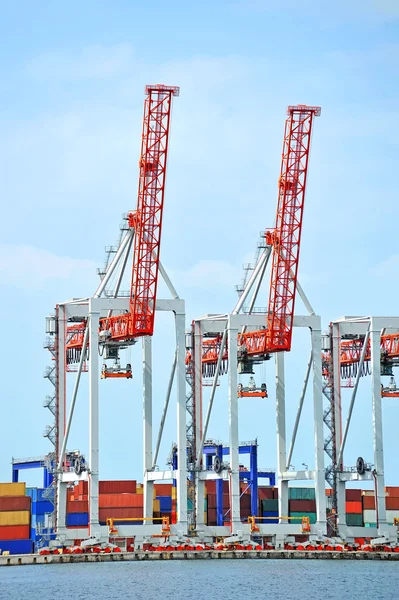 Hafenkran und Container — Stockfoto