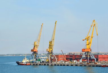 Römorkör ve yük treni bağlantı noktası altında vinç