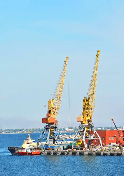 Bogserbåt och godståg under hamnkranen — Stockfoto