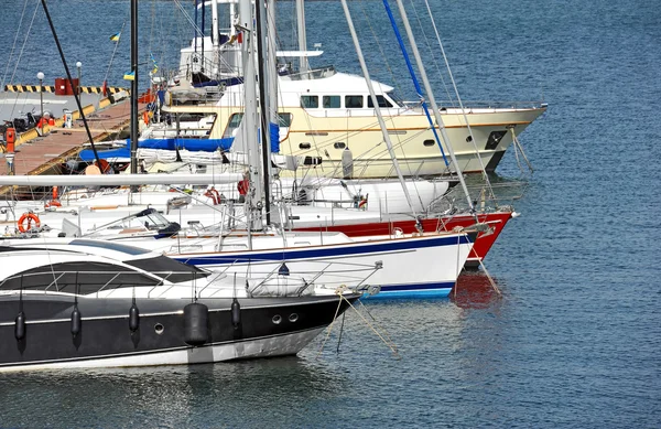 Bateau à moteur en jetée — Photo