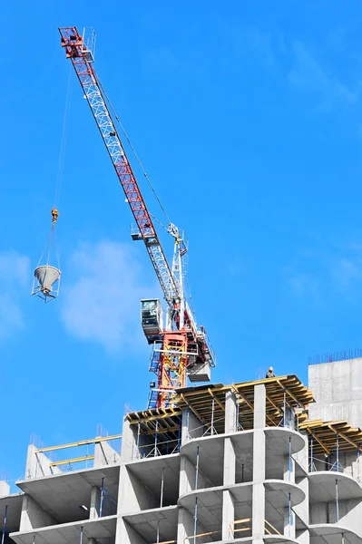 Grue levage de ciment mélange conteneur — Photo