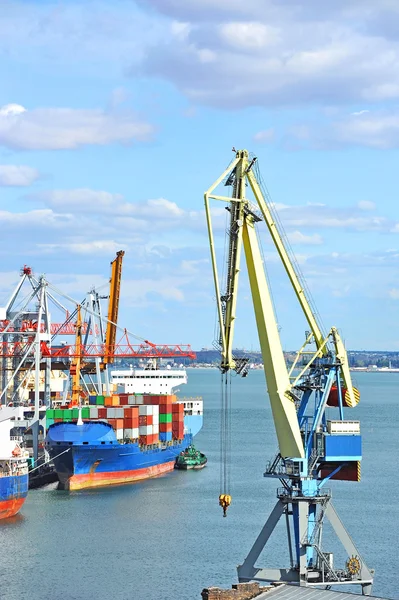 Cargo crane and ship — Stock Photo, Image